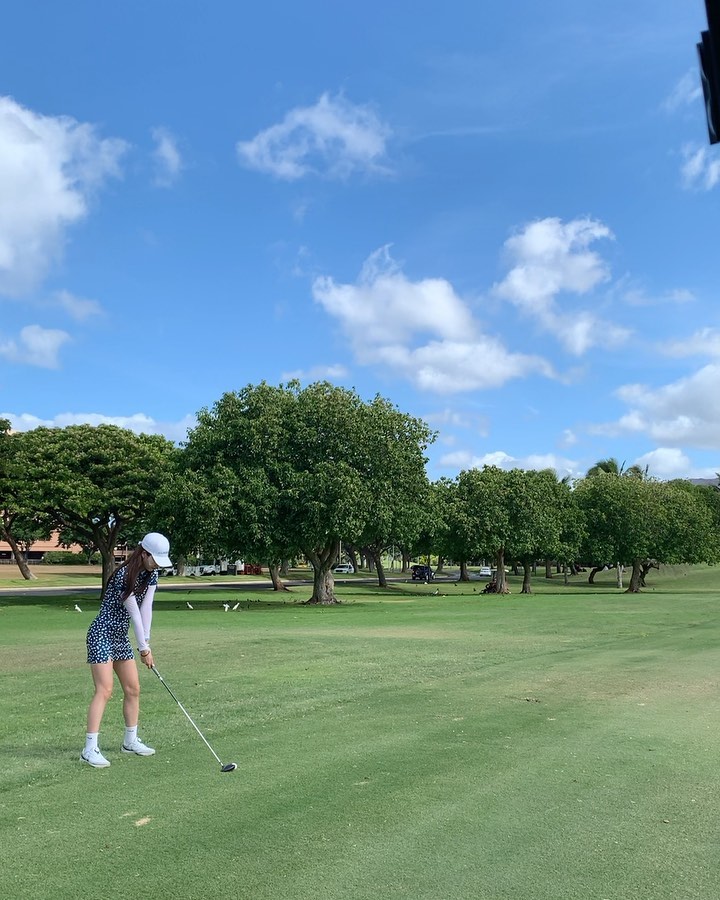 Irish59780106's tweet photo. 去年の夏に習ったばかりのゴルフ

自分が知っていると主張する勇気もない

まだ勉強と模索が続いているからです

しかし、この運動は見た目ほど簡単ではない

棒を振ってボールを穴に入れる運動だけです

しかし、どんな小さな変化でも効果は違います

同じです https://t.co/B6cp8fSFP7