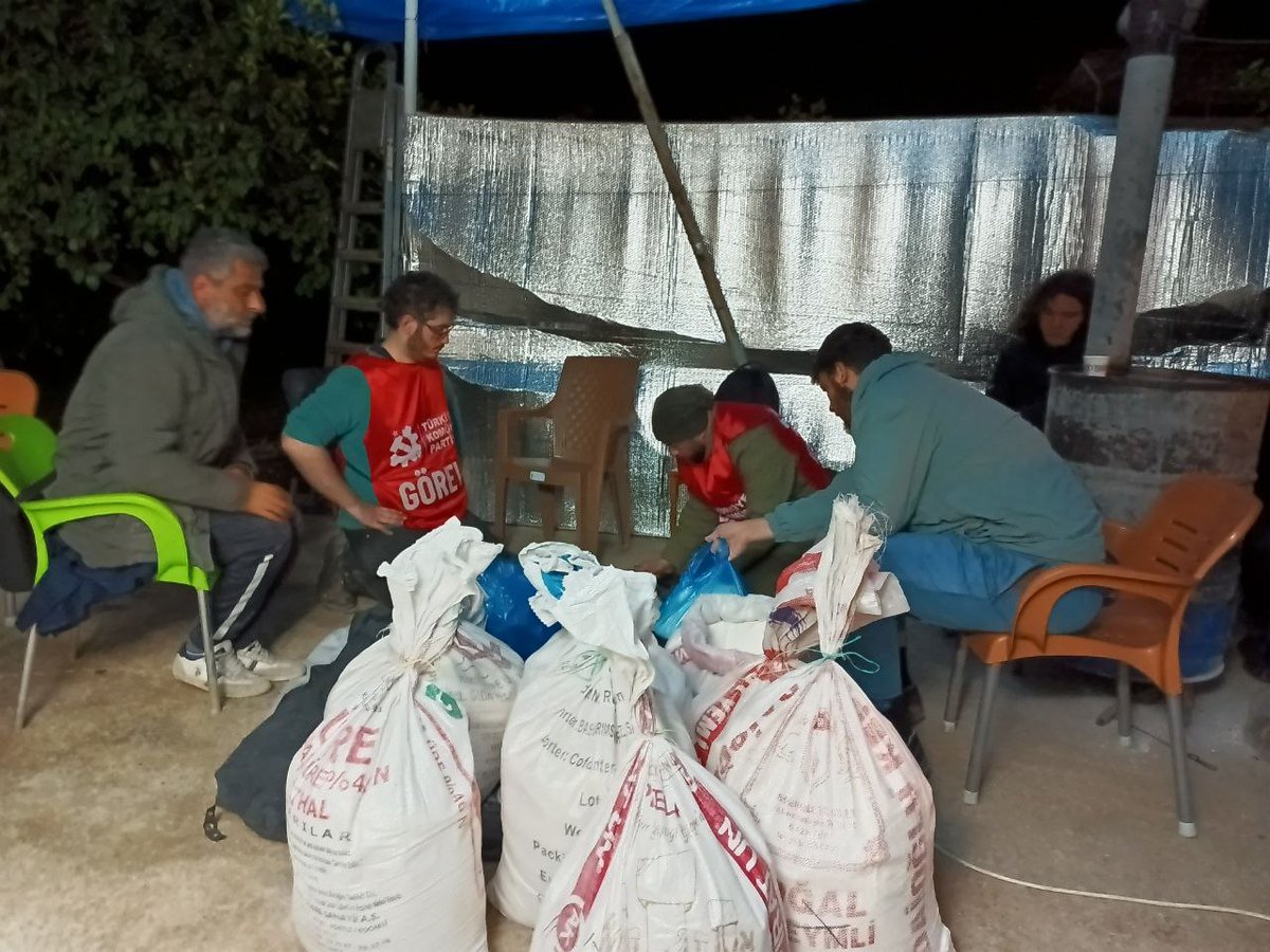TKP #Hatay Kriz Masasına köylerden bağış olarak gelen 2 ton buğday köydeki bir dostumuzun değirmeninde öğütülüp un yapıldı.

Unumuzu tartarak torbalara eşit olarak koyduk. Bugün mahallelere dağıtacağız.
#depremler #TKPGelirHerŞeyDeğişir