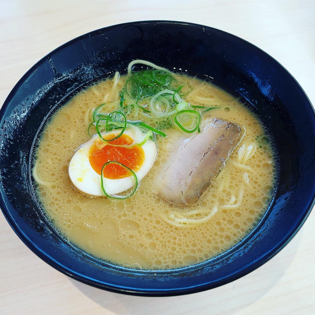 Jimny_Jim23's tweet photo. #はま寿司宇部厚南店 #特製とんこつ醤油ラーメン #期間限定

 #はま寿司 #は #HAMAZUSHi #はっはっはま寿司! #はまい! #はま麺 #回転寿司ラーメン
 #とんこつ醤油ラーメン #とんこつラーメン #とんこつ醤油 #豚骨 #豚骨ガラ #呼び戻し製法 #チャーシュー #味玉 #ネギ #細ストレート麺 #385kcal https://t.co/r1jTZ1ccTF