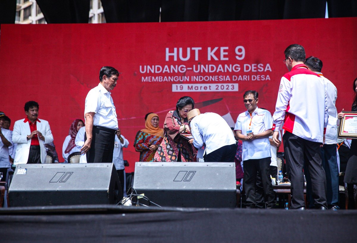 Sehari setelah beliau bicara dgn pak Jokowi, bu Mega tampak menghadiri acara ulang tahun Desa yg ke 9 di Senayan. Padahal, pada hari yg sama, beliau seharusnya ada di Blitar. Untuk acara di Blitar, beliau mendelegasikan kpd Sekjen, Hasto K.

"Sepenting itukah acara di Senayan?"