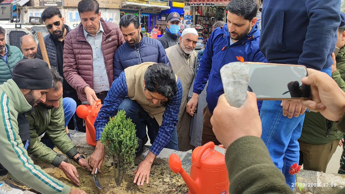 #WorldPlantationDay
Plantation drive held in Pulwama town.
Beautification of Pulwama town is the Vision of District Administration : DC Pulwama, Baseer Ul Haq Choudhary <a href="/OfficeOfLGJandK/">Office of LG J&K</a> <a href="/diprjk/">Information & PR, J&K</a> <a href="/BaseerUlHaqIAS/">Baseer Ul Haq Choudhary</a>