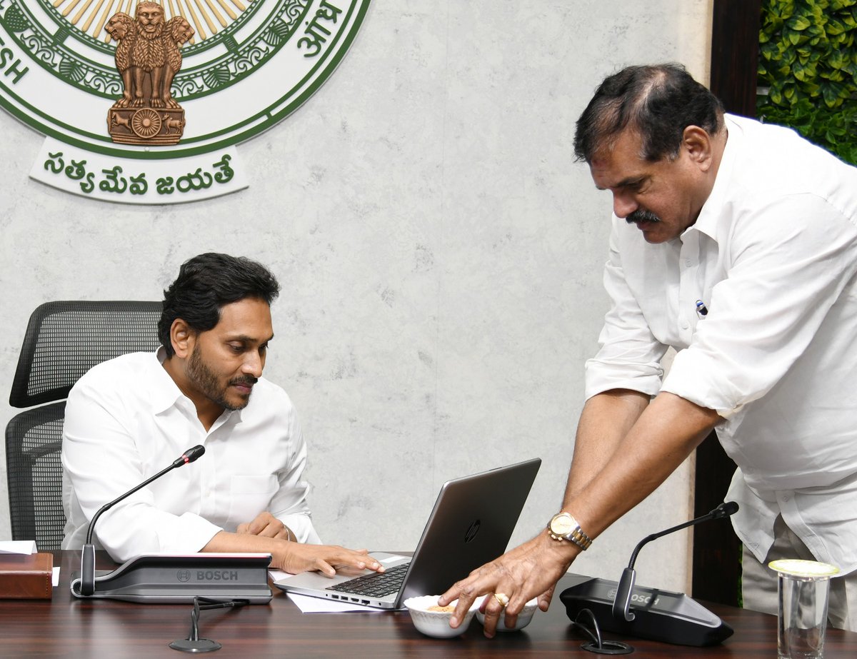 AndhraPradeshCM's tweet photo. స్కూలు పిల్లలకోసం గోరుముద్దలో భాగంగా వారంలో ౩ రోజులపాటు రాగిజావ. కార్యక్రమంలో శ్రీ సత్యసాయి ట్రస్టు భాగస్వామ్యం. క్యాంపు కార్యాలయం నుంచి ప్రారంభించిన సీఎం శ్రీ వైయస్‌. జగన్‌. రాగిజావకోసం ఏడాదికి రూ.84 కోట్లు ఖర్చు. గోరుముద్ద ఖర్చు ఏటా రూ.1910 కోట్లకుపైనే. https://t.co/oatEbIMKvC