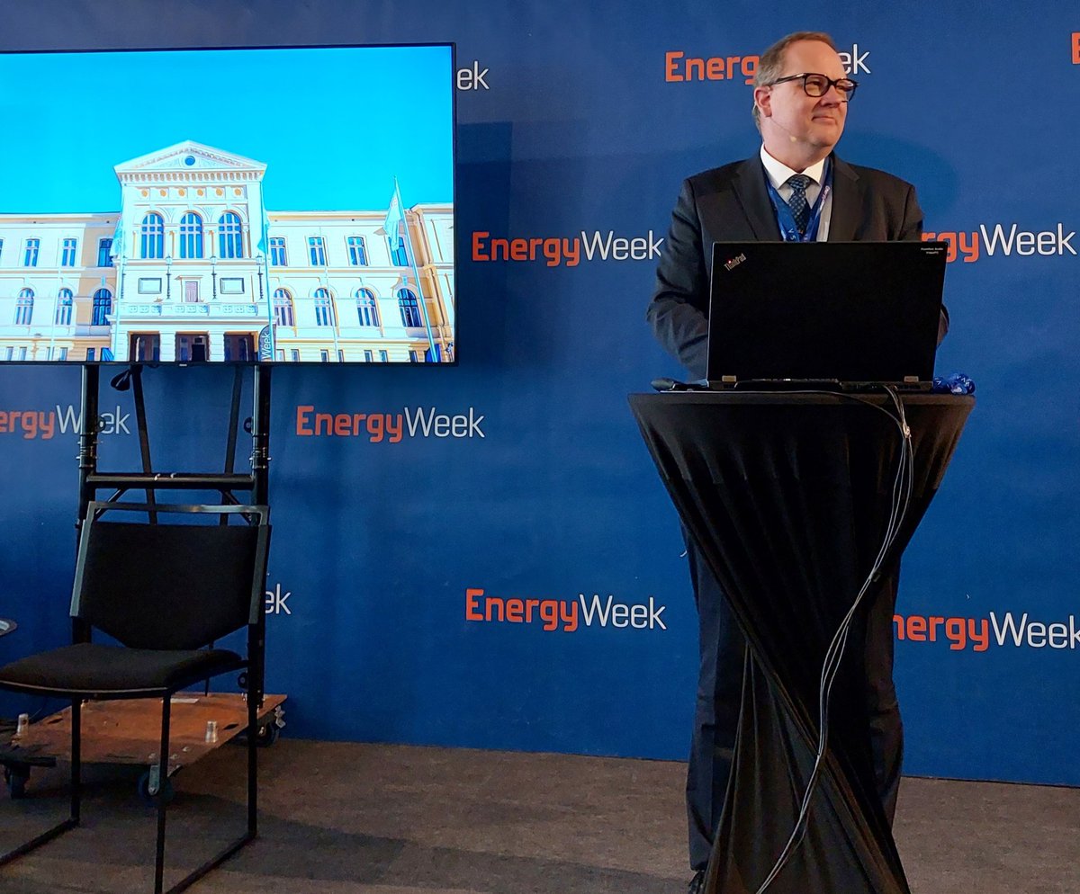 The opening of #EnergyWeek 2023 is on! EnergyVaasa Communications & Brand Manager @KristofferJans and Vaasa's Mayor @tomas_hayry welcomed everyone to this year's event #energytechnology #vaasa @EnergyVaasa