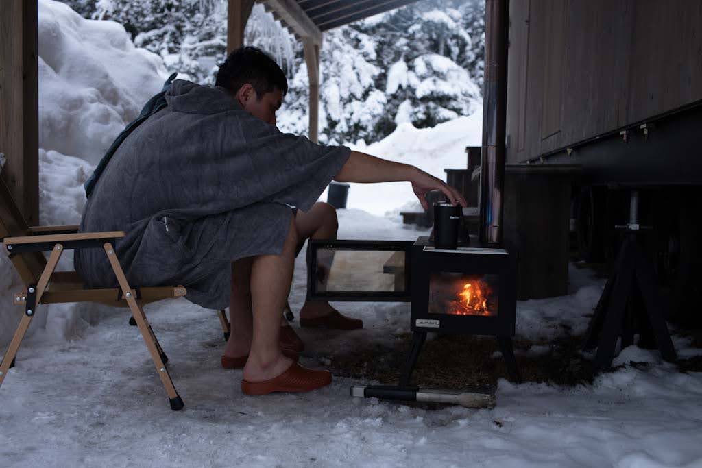 lamp_nojiriko's tweet photo. ー"新"トレーラーハウス「Earthboat」、出港ー

"地球を肌で感じる宿"がコンセプトの貸切薪サウナ付トレーラーハウス「Earthboat」が遂に4月からご利用いただけます…！

「Earthboat」は、最大3名まで宿泊できる1棟貸しの宿⛵️ キャンプとホテルの丁度間の宿泊体験をお楽しみいただけます！ https://t.co/9jL8NLT1i1