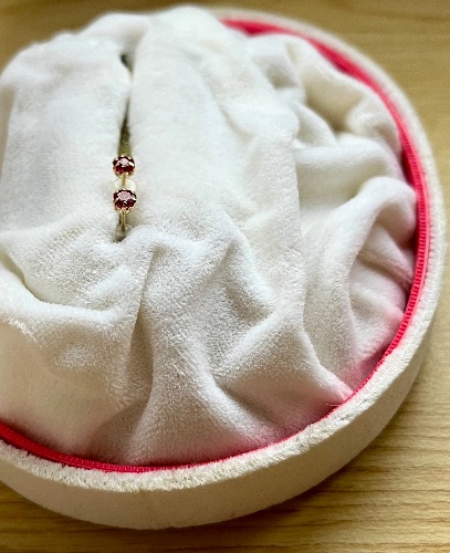 twistore_jp's tweet photo. No.３３　ルビーのK18（刻印有り）ピアス   ３㎜
￥8,000
詳細は下記にてチェックしてください！
➡︎ https://t.co/kLxnJFVjZX
#秒速販売ツイストアー 
#手数料イッテンハチパー
#ツイストアー https://t.co/wFyWNUI6sr