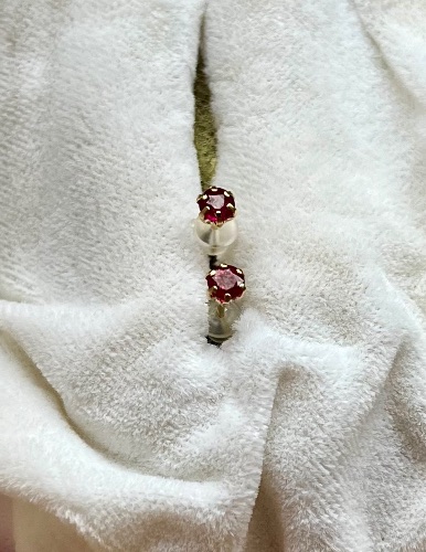 twistore_jp's tweet photo. No.３３　ルビーのK18（刻印有り）ピアス   ３㎜
￥8,000
詳細は下記にてチェックしてください！
➡︎ https://t.co/kLxnJFVjZX
#秒速販売ツイストアー 
#手数料イッテンハチパー
#ツイストアー https://t.co/wFyWNUI6sr