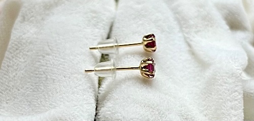 twistore_jp's tweet photo. No.３３　ルビーのK18（刻印有り）ピアス   ３㎜
￥8,000
詳細は下記にてチェックしてください！
➡︎ https://t.co/kLxnJFVjZX
#秒速販売ツイストアー 
#手数料イッテンハチパー
#ツイストアー https://t.co/wFyWNUI6sr