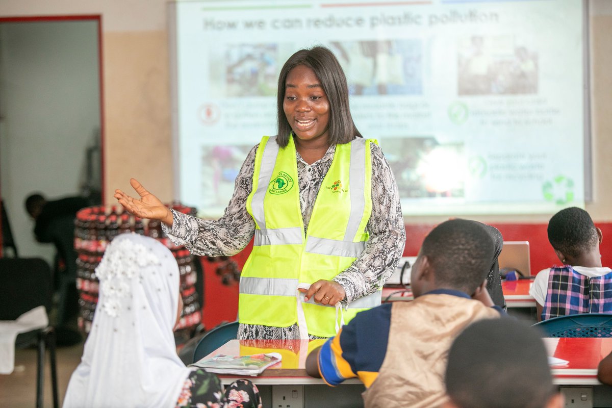 letsdoitghana's tweet photo. Let's Do It Ghana sensitising some students at Achievers Ghana on the effects of plastic waste on the community and marine life.
#AfriPlasticsChallenge #APCAwards #SayNoToPlastics #Refuse #Reuse #Recycle #MarineLife #PlasticPollution #LetDoItWorld #ChallengeWorks |Momo UG| https://t.co/H8Nnbfl3rj