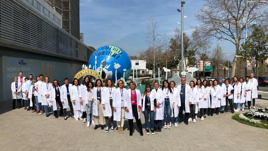 vallhebron's tweet photo. Des de #VallHebron i amb l'equip de #TSSanitariVH ens sumem a la celebració del #DiaTreballSocial. Perquè sempre estem al costat i ajudem els pacients i les seves famílies a adaptar-se a noves situacions. #FemVHambTu https://t.co/qaetLdra23