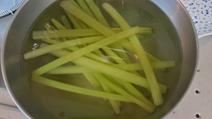 フキの砂糖漬け。下処理したフキを砂糖で煮詰めるだけのシンプルなお菓子だけど、茹でて皮をむいて水にさらすフキの下処理が超面倒。でもフキ独特の風味と食感が素晴らしく、今の季節に作る価値あり。 