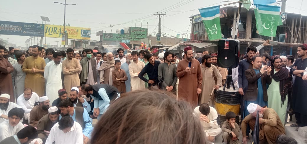 ptmkhyber's tweet photo. ضلع خیبر باڑہ ماروائے عدالت لوگوں کو اٹھانے کے خلاف احتجاج جاری ہیں 
کچھ دن پہلے ابوبکر کو اٹھایا گیا تھا جس پر شدید احتجاج ہوا احتجاج میں پولیس نے وعدہ کیا کہ چوبیس گھنٹے کے اندر ہم معلومات فراہم کریں گے 
معلومات فراہم نہ کی گئی الٹا طالب علم خیلوت آفریدی کو بھی اٹھا لیا گیا https://t.co/zH0aKE9oOY