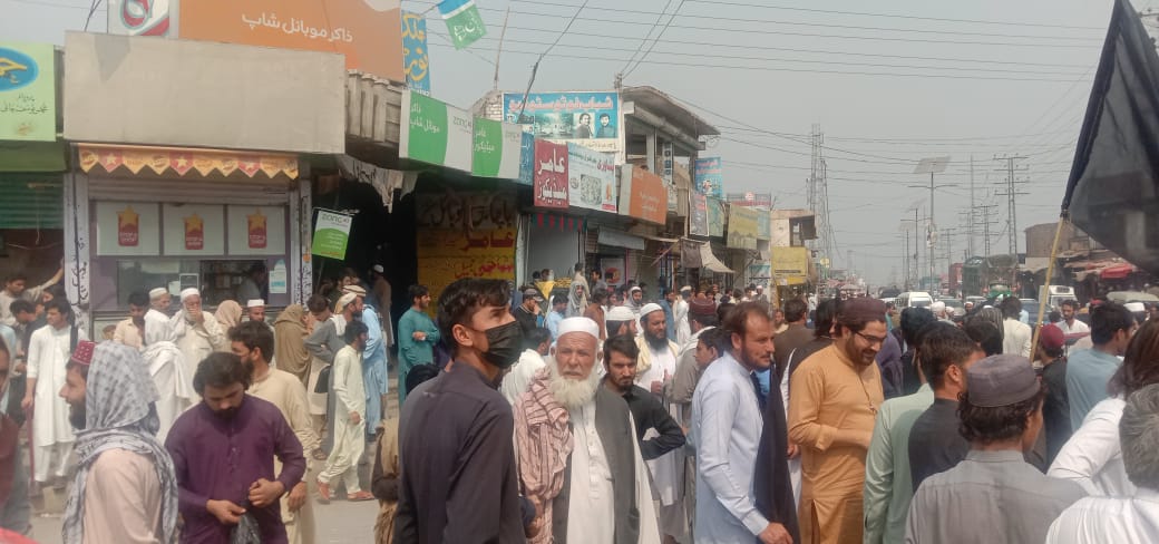 ptmkhyber's tweet photo. ضلع خیبر باڑہ ماروائے عدالت لوگوں کو اٹھانے کے خلاف احتجاج جاری ہیں 
کچھ دن پہلے ابوبکر کو اٹھایا گیا تھا جس پر شدید احتجاج ہوا احتجاج میں پولیس نے وعدہ کیا کہ چوبیس گھنٹے کے اندر ہم معلومات فراہم کریں گے 
معلومات فراہم نہ کی گئی الٹا طالب علم خیلوت آفریدی کو بھی اٹھا لیا گیا https://t.co/zH0aKE9oOY