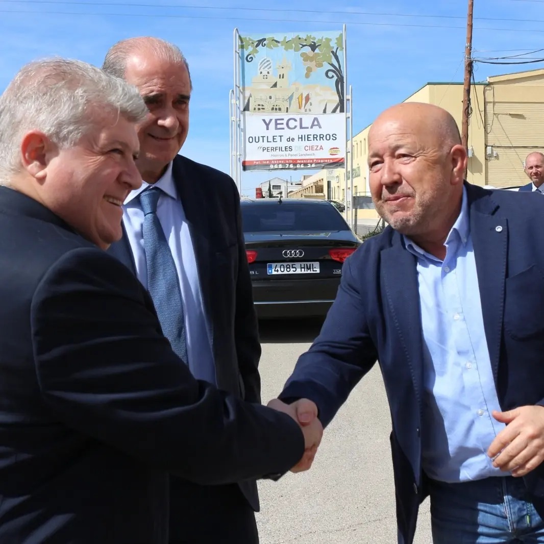 SocialistaYecla's tweet photo. El delegado del gobierno @pepevelez_ y el director general de la @policia Francisco Pard han visitado las obras de la nueva comisaría de #Yecla, que concluirán en octubre y cuenta con el 94% de las plazas cubiertas.  (1/2) https://t.co/YV4AFZEApE