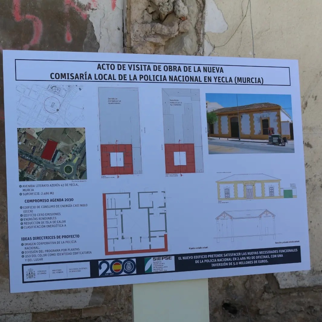 SocialistaYecla's tweet photo. El delegado del gobierno @pepevelez_ y el director general de la @policia Francisco Pard han visitado las obras de la nueva comisaría de #Yecla, que concluirán en octubre y cuenta con el 94% de las plazas cubiertas.  (1/2) https://t.co/YV4AFZEApE