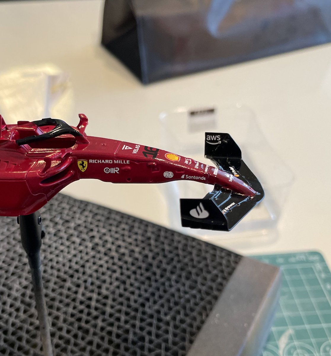 taka2088's tweet photo. 久々にsf75をイジる。
デカール貼り始めたんだけど、デカール小さ過ぎて見えない、そしてノーズが今更取れそうと難題ばかり。
ハズキルーペと瞬間設置で強引に乗り切る!
#sf75
#f1jp
#43モデル https://t.co/Rs7c3pFtRd