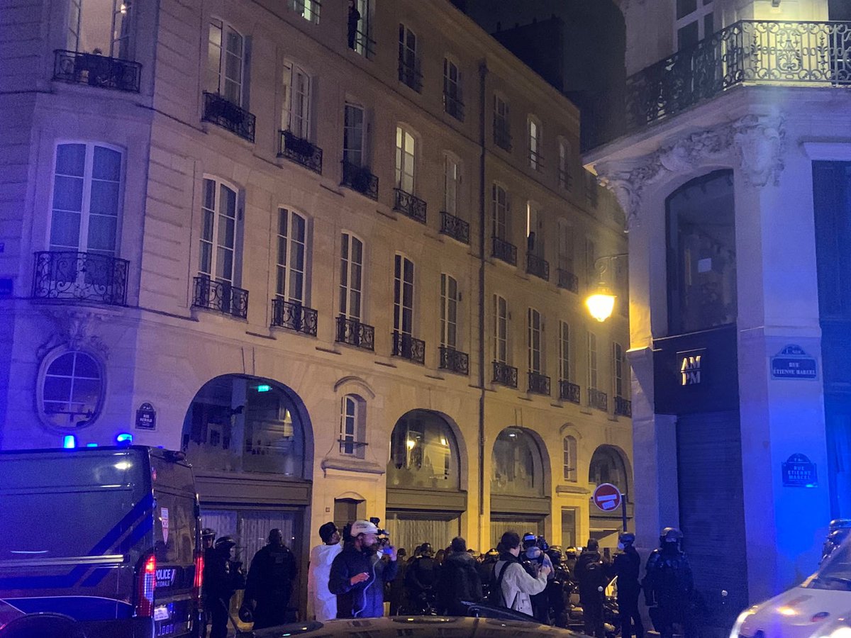 Ce matin je pense à nos agents aux carrières déjà pénibles qui à nouveau vont devoir nettoyer les rues de la casse et des incendies que les <a href="/PompiersParis/">PompiersParis</a> ont du éteindre cette nuit sous la protection de la police. Casser, brûler, ça n’a jamais aidé aucune cause ni personne.