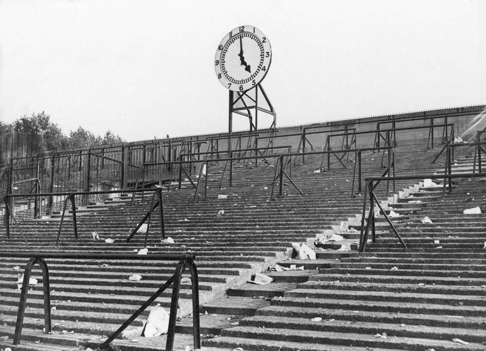 TheN5News's tweet image. An Arsenal clock has famously graced Highbury for over 70 years.

It was one of the many features of Highbury instigated by the great innovator Herbert Chapman, and the South Stand soon became known as The Clock End.

@Arsenal