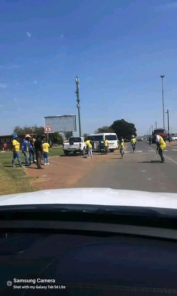 ANC members were on Monday of the National Shutdown cleaning and clearing the road of Middelburg,under the Steve Tshwete Sub-region ,Mpumalanga. 

#NationalShutdown #ShutdownSA Nhlanhla Lux Malema