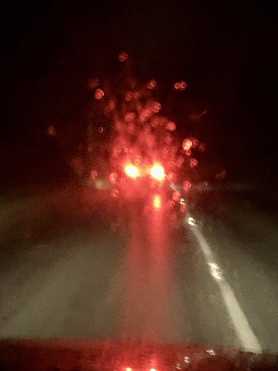 This is the reason why rear fog lights in the rain are dangerous. They make a difficult situation much worse. Think! #foglightdazzle