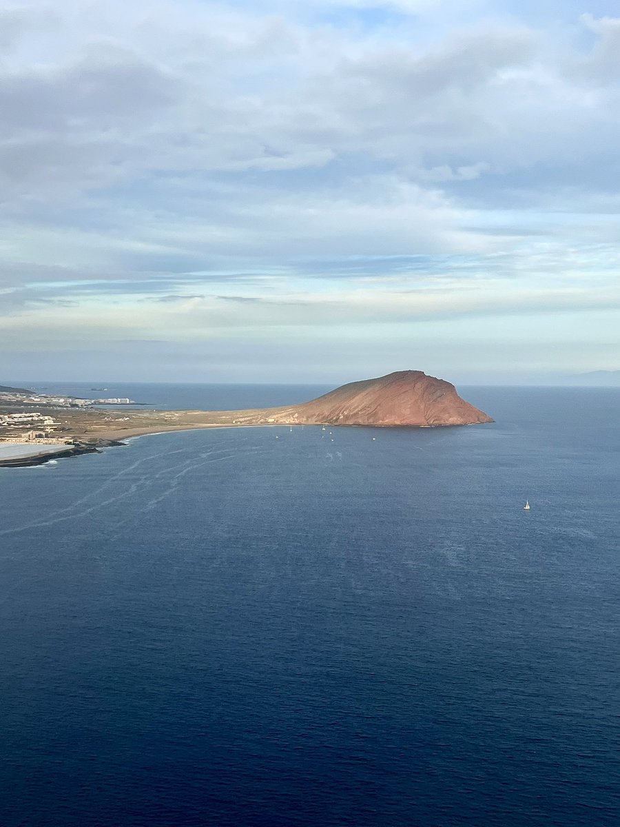 Montaña Roja, sur de Tenerife #tenerife #montañaroja #avgeek #aviation #canavia #sky #canaries #ocean