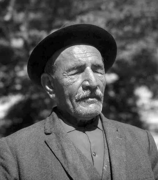 "Yürüyelim Atatürk'ün izine
Boş verelim bozguncular sözüne
Göz atalım şu dünyanın hızına
Yürüyüp hedefe varalım kardaş" (Aşık Veysel)
#AşıkVeysel