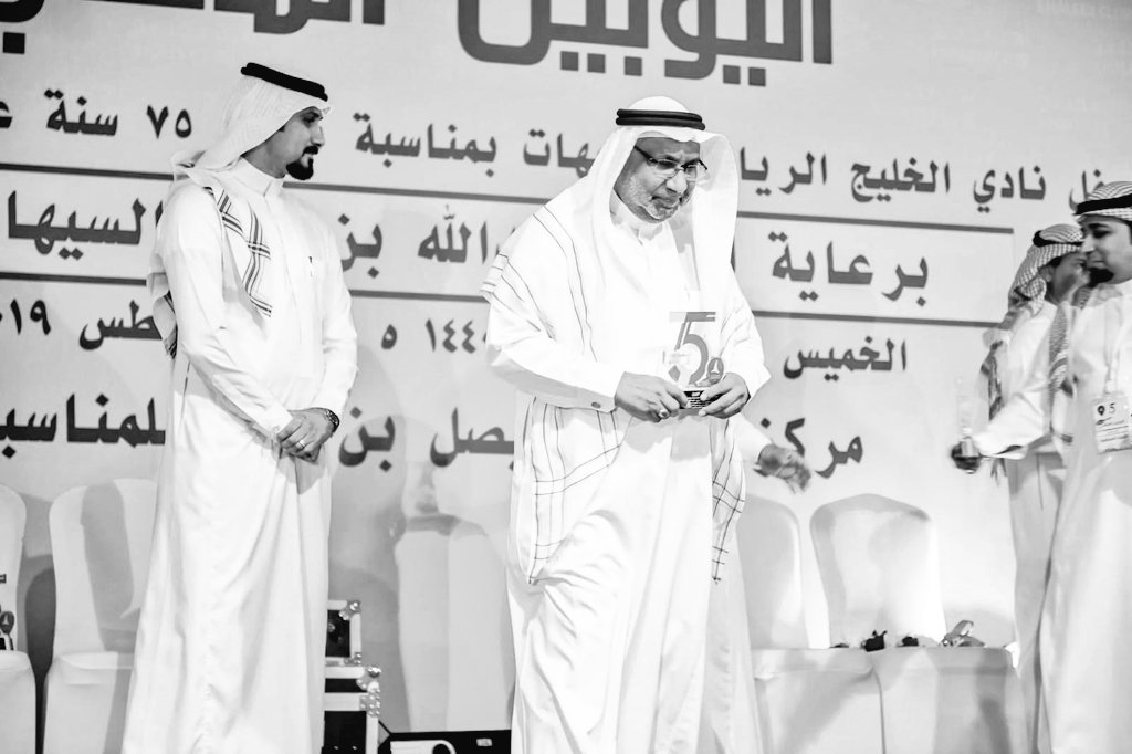ورحل شاعر الخليج ..
ترجل الأب الطيب وبقي ذكره وعمله الطيب  وكلماته الخالدة ..
عظم الله أجركم جميعا ..
إنا لله وإنا إليه راجعون ..