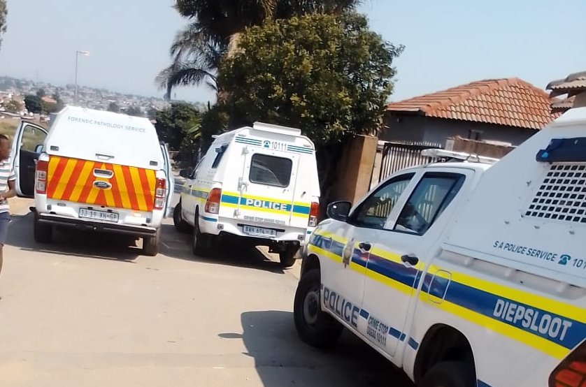 EversonLuhanga's tweet photo. A Diepsloot man caught his wife with another man in the man's (cheater) house. The husband held the man who was cheating with his wife, cut his private parts, and left him bled to death. The husband was arrested by Diepsloot SAPS, and he is now facing charges of murder. https://t.co/n7Ig6Xr5HH
