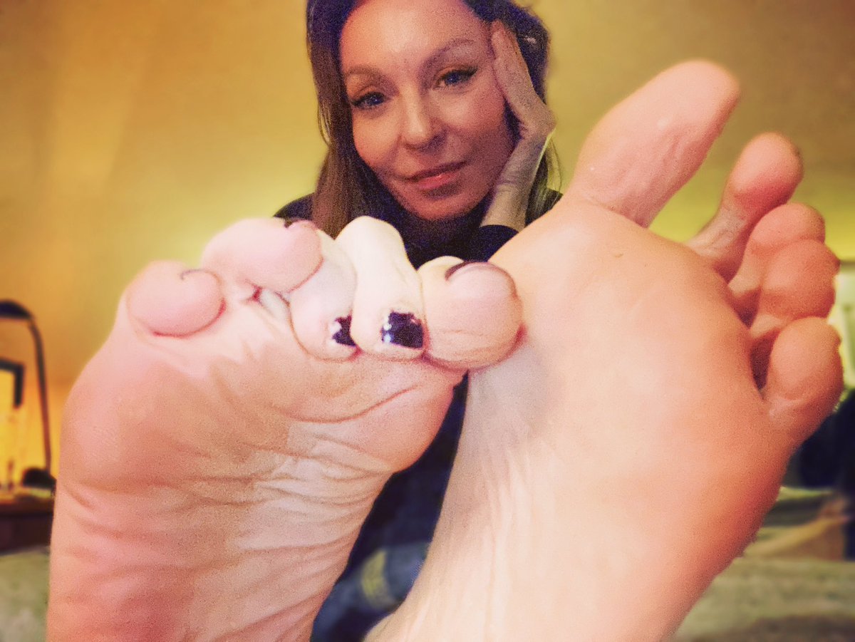 goddessgone's tweet photo. Time for a pedi. Any volunteers? #soles #softsoles #solesfetish #lickmysoles #longtoes #milftoes #sexytoes #prettytoes #toefetish #toes #suckmytoes #flexibletoes #slendertoes https://t.co/JWarpOaGL6