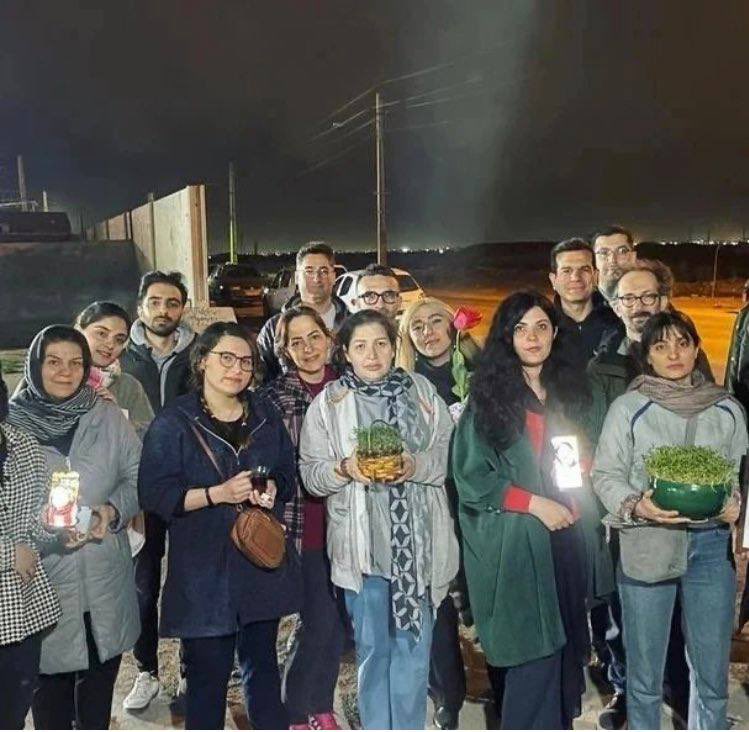 Shahinlooo's tweet photo. خانواده و جمعی از دوستان  #نیلوفر_حامدی و  #الهه_محمدی لحظه تحویل سال پشت دیوارهای زندان قرچک و در نزدیک ترین فاصله با عزیزانشان بودند ... https://t.co/53oLXIU2JY