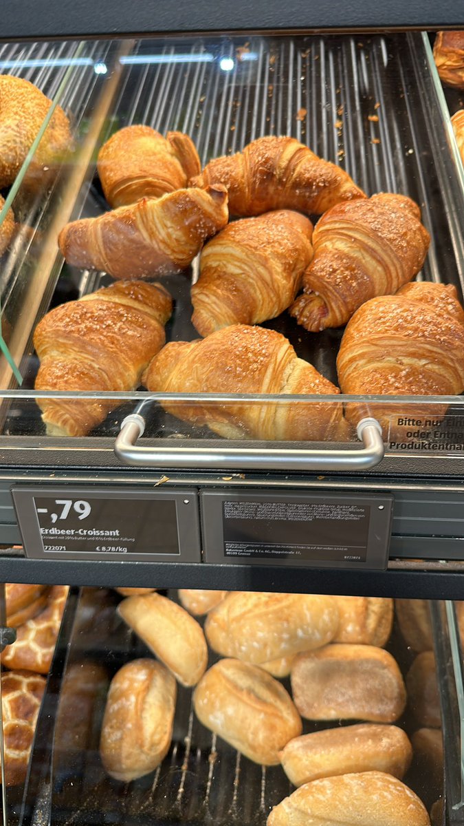 kellerdormi's tweet photo. Hmmm…. Nem tudok ellenállni 🍓😋 #croissant https://t.co/qqzP244dSO