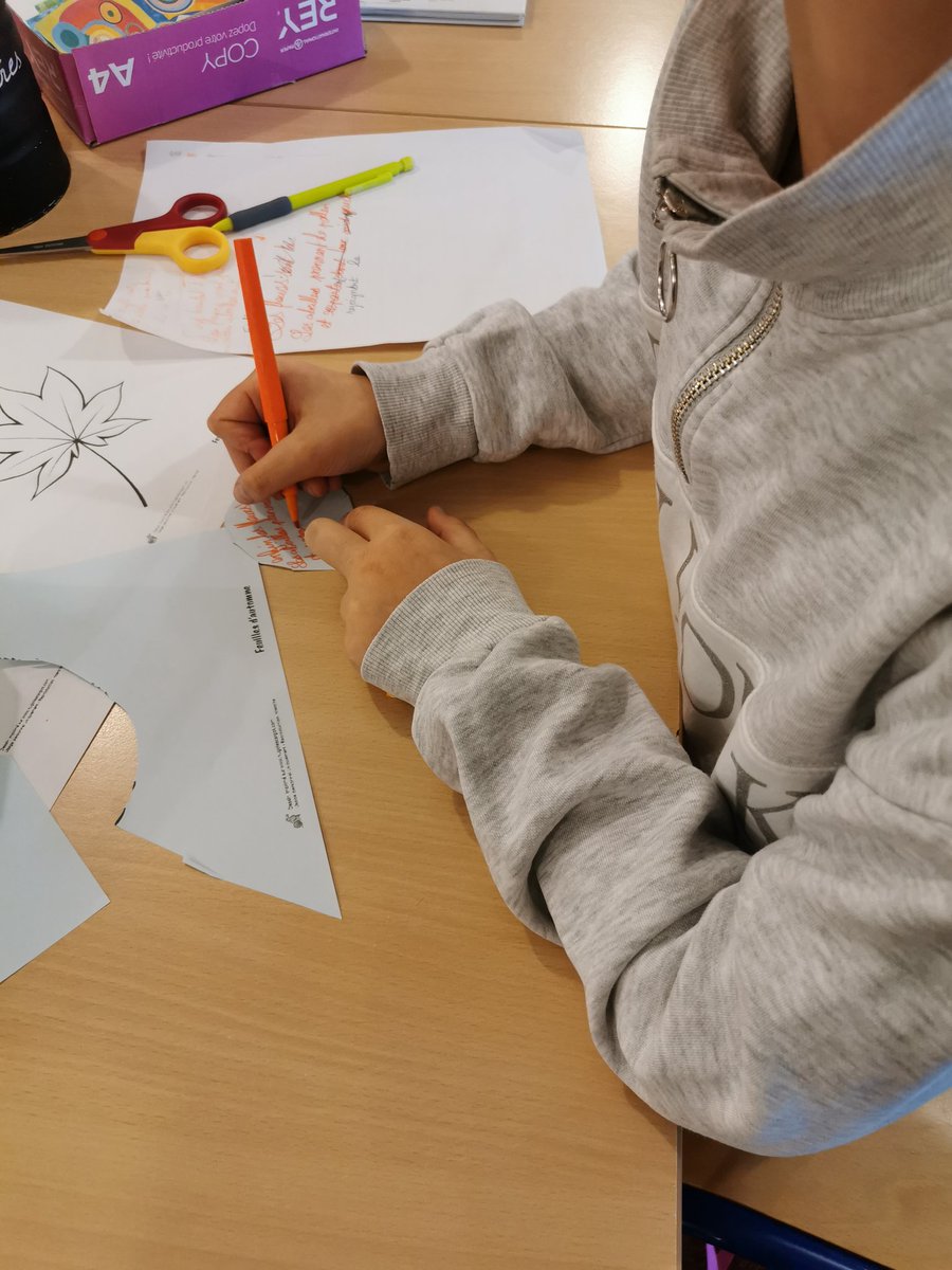 CdiFlers's tweet photo. C'est le #PrintempsDesPoetes ! L'occasion pour les poètes en herbe de s'essayer au #haiku et d'accrocher ses créations sur l'arbre à poème tout au long de la semaine. https://t.co/xiaNwDxEha