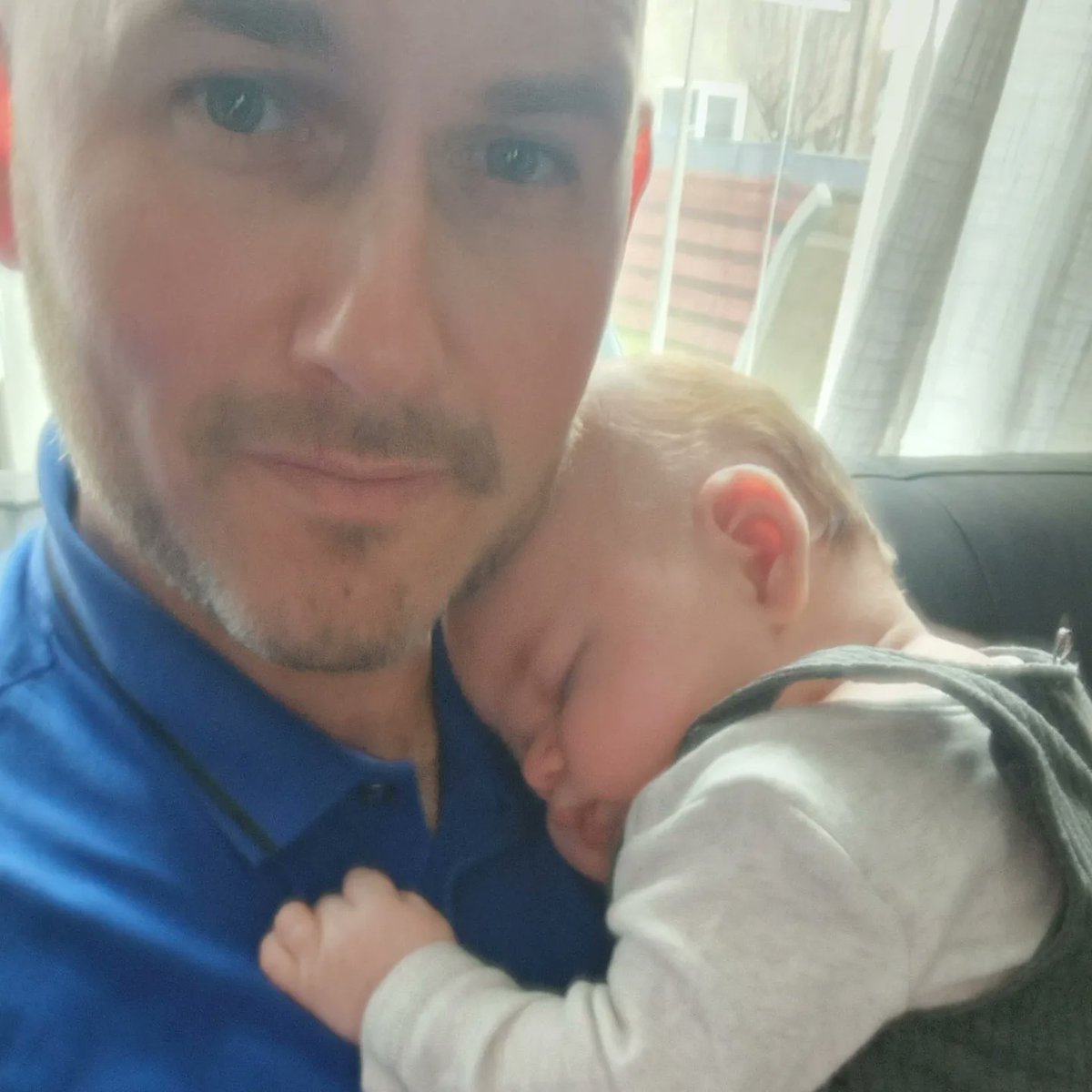 DARRENCOWIE7's tweet photo. Cuddle from my little nephew Harry 💙 lives his uncle daz ☺️💙☺️ #newborn #weeHarry #notlostit 🤣 https://t.co/R4rdyikQ1a