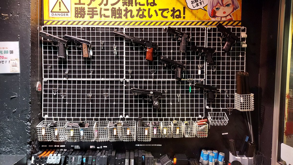 get_at_city's tweet photo. おはよう今日もGETオープン!
中古販売していますので是非とも来てねーー
本日のスタッフ
チシャ、カルロス、リョータ
#シューティングバー　#バー #横浜 #銃 #トイガン #エアーガン　#撃ち放題 #飲み放題 https://t.co/zsopape9Z8
