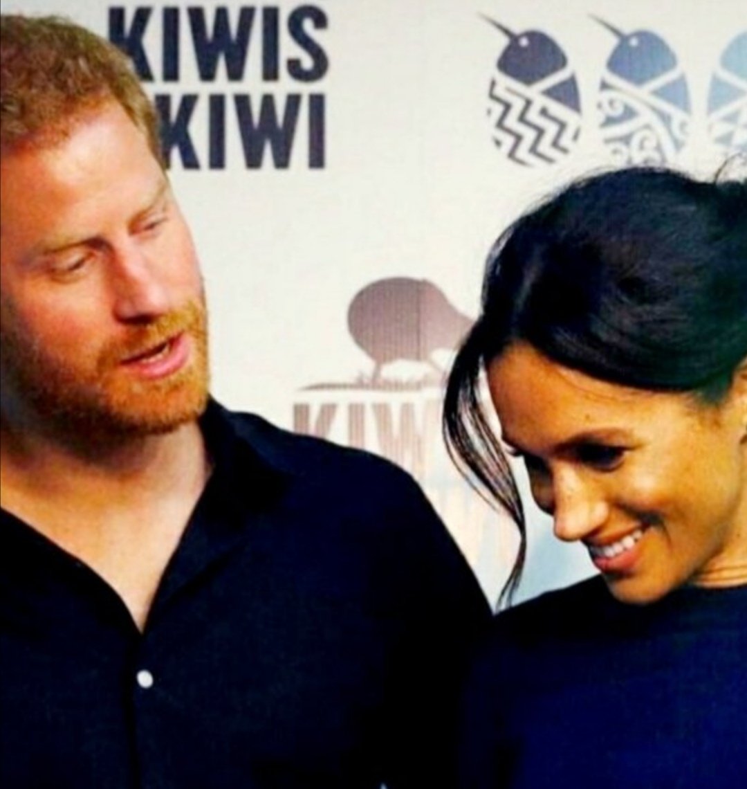 MoririBy's tweet photo. @GeorginaKwaw Harry loves his wife's smell. 😍😍 https://t.co/oiEVQOBF0e