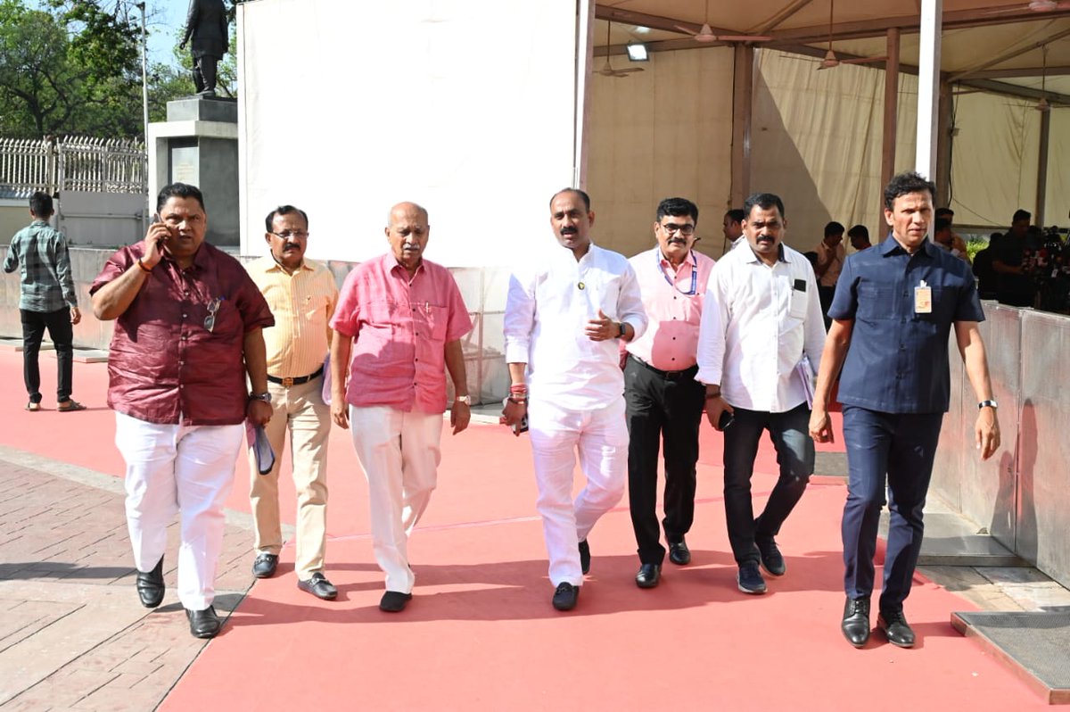 Kalyanshetti_S's tweet image. विधानभवन येथे KLE सोसायटी बेळगावचे अध्यक्ष, माजी खासदार श्री. प्रभाकर कोरे जी यांच्या समवेत. . .

#session2023