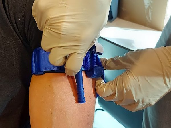 NLRCFirstAid's tweet photo. Vanochtend praat ik collega's @RodeKruis bij over de 'lessons learnt' bij de cursus Levensverlengend Handelen Politie (LHP) die ik vorige maand volgde. Gaat om o.a. samenwerking, inhoud en didactiek. #EHBO #stopdebloeding https://t.co/bc7VPBRKgS