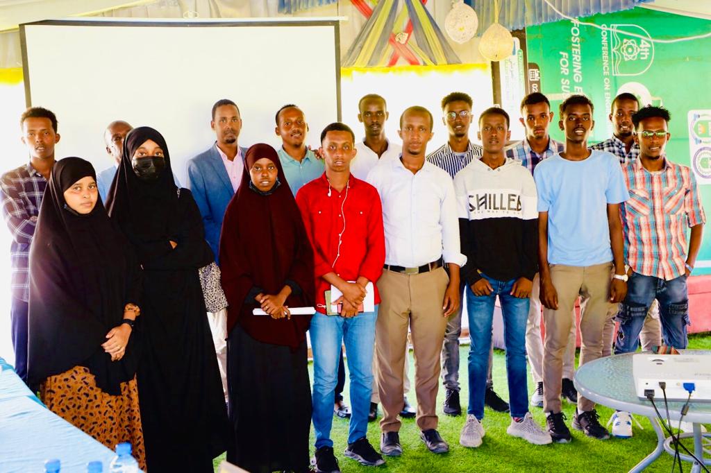 somtecas's tweet photo. Ugu danbeyn waxaa seminaarka soo xiray 
Agaasimaha waaxda Korontada iyo solarka
#Eng_Abdullahi_Nuur_Hussein 
“Baro xirfad aad ku baahi beeshide”
#SOMTECAS https://t.co/QZwFFXe1lB
