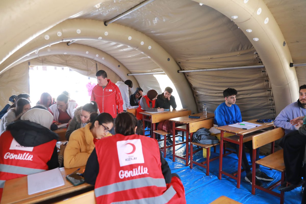 Hatay/Samandağ'da eğitimlerine devam edemeyen depremzede öğrencilerimize gönüllü öğretmenlerimizle beraber düzenli olarak üniversite hazırlık kurslarımıza devam ediyoruz 🧑‍🏫

gonulluol.org