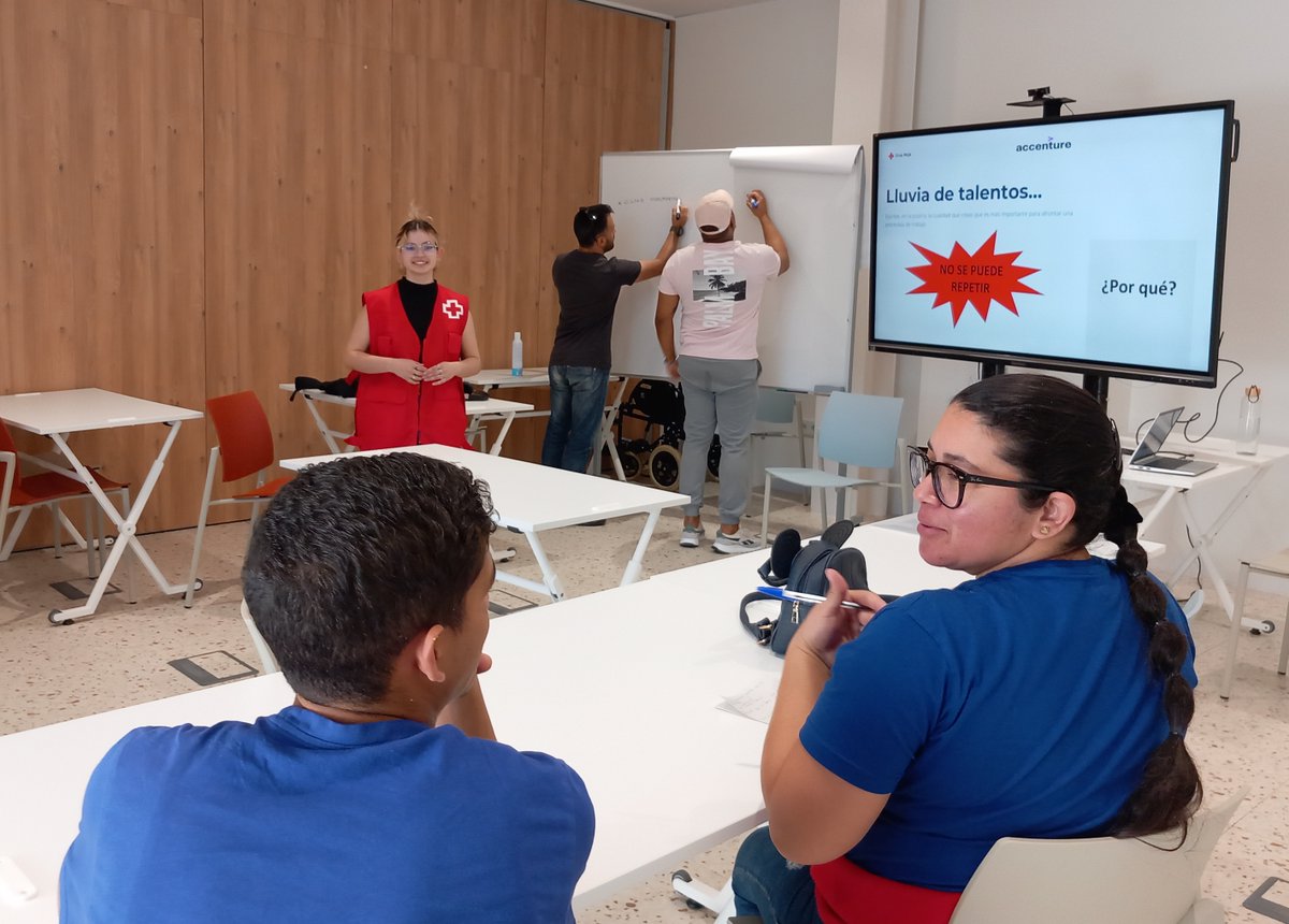CREMalaga's tweet photo. Desde el #PlanEmpleoCruzRoja realizamos un #taller sobre entrevistas de trabajo, donde pusimos en práctica habilidades y competencias ante un proceso de selección. 

Se enmarca en el proyecto 'Activación laboral para solicitantes de asilo' que financia Fundación @AccentureSpain https://t.co/1wWPZDTcFf