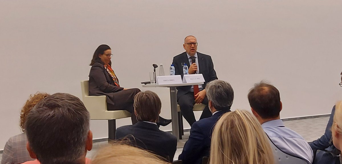 Prijemny vecer s <a href="/MikulasBek/">Mikuláš Bek</a> &amp; <a href="/EditaHrdaEU/">Edita Hrda</a> na @CZECHIAinEU o predsednictvi, politice, ale i o tom, zda lze stat ridit jako universitu.

Jakou skladbu pripominaji 🇨🇿#CZPRES urcite prozradi reditele Evropy🤷‍♀️