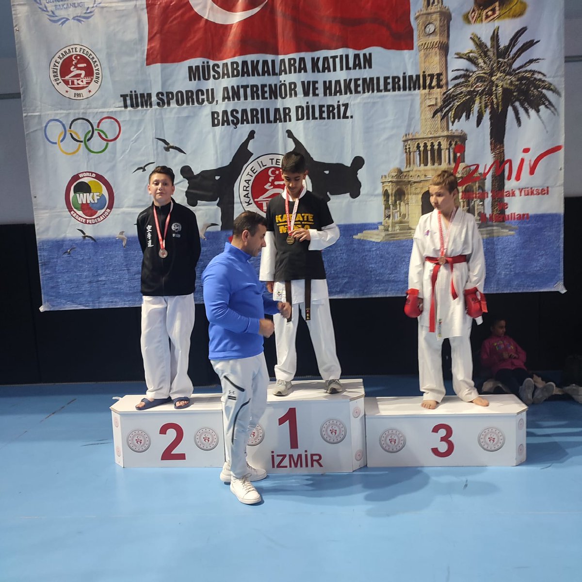 18 Mart Çanakkale Şehitlerini Anma Karate 
İl Şampiyonasında Okulumuz öğrencilerinden Demhat GÖKTAŞ +52 kiloda İzmir birincisi olarak altın madalya kazanmıştır.
Öğrencimizi tebrik ediyor başarılarının devamını diliyoruz.