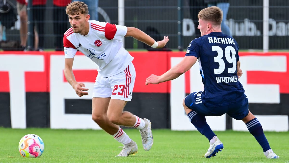 2_Steffen's tweet photo. Stürmer Leonardo #Vonic ist endlich zurück im Training der Profis. Der Stürmer glänzt in der Regionalliga mit 23 Torbeteiligungen in 25 Spielen - durfte aber noch nicht in Liga 2 debütieren.
Vielleicht ist es ja nach der Länderspielpause so weit? 😎

#FCN #FCNII (BILD/21.3) https://t.co/O6VsniQFq0