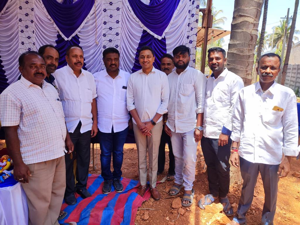 lalithraghav's tweet photo. ಇಂದು ಹಿರೀಸಾವೆ ಗ್ರಾಮದಲ್ಲಿ ಆಯೋಜಿಸಲಾಗಿದ್ದ ಅಭಿನಂದನಾ ಸಮಾರಂಭದಲ್ಲಿ ಭಾಗವಹಿಸಿ ಹಾಸನ ಜಿಲ್ಲಾಕಾಂಗ್ರೆಸ್‌ ಕಾರ್ಯಾಧ್ಯಕ್ಷರಾಗಿ ಆಯ್ಕೆಯಾಗಿರುವ B.C ಕಿರಣ್ ಅವರಿಗೆ ಶುಭ ಕೋರಿದೆ.

ಈ ಸಂದರ್ಭದಲ್ಲಿ ಜೆಡಿಎಸ್ ಮುಖಂಡರಾದ ದೇವರಾಜ್ &amp; ಗುಂಡ ಅವರು ಕಾಂಗ್ರೆಸ್‌ ತತ್ವ ಸಿದ್ಧಾಂತಗಳನ್ನು ನಂಬಿ ಪಕ್ಷ ಸೇರ್ಪಡೆಗೊಂಡರು ಅವರಿಗೆ ನನ್ನ ಅಭಿನಂದನೆಗಳು https://t.co/ErgnMcvyOY