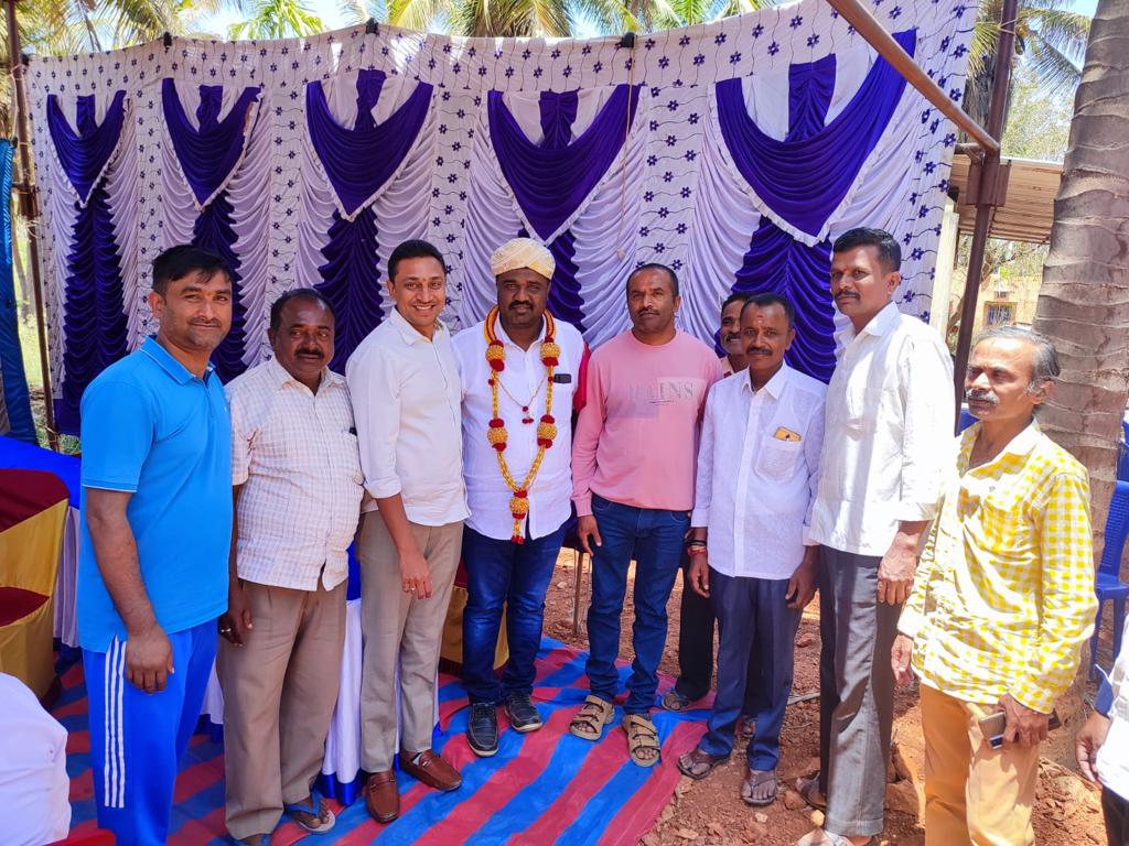 lalithraghav's tweet photo. ಇಂದು ಹಿರೀಸಾವೆ ಗ್ರಾಮದಲ್ಲಿ ಆಯೋಜಿಸಲಾಗಿದ್ದ ಅಭಿನಂದನಾ ಸಮಾರಂಭದಲ್ಲಿ ಭಾಗವಹಿಸಿ ಹಾಸನ ಜಿಲ್ಲಾಕಾಂಗ್ರೆಸ್‌ ಕಾರ್ಯಾಧ್ಯಕ್ಷರಾಗಿ ಆಯ್ಕೆಯಾಗಿರುವ B.C ಕಿರಣ್ ಅವರಿಗೆ ಶುಭ ಕೋರಿದೆ.

ಈ ಸಂದರ್ಭದಲ್ಲಿ ಜೆಡಿಎಸ್ ಮುಖಂಡರಾದ ದೇವರಾಜ್ &amp; ಗುಂಡ ಅವರು ಕಾಂಗ್ರೆಸ್‌ ತತ್ವ ಸಿದ್ಧಾಂತಗಳನ್ನು ನಂಬಿ ಪಕ್ಷ ಸೇರ್ಪಡೆಗೊಂಡರು ಅವರಿಗೆ ನನ್ನ ಅಭಿನಂದನೆಗಳು https://t.co/ErgnMcvyOY