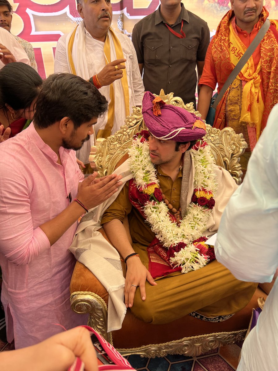 BWarroom's tweet photo. *श्री महंत बागेश्वर महाराज* 
यांचे
*मा.अभिजीत गुलाबराव करंजुले पाटील अध्यक्ष भाजपा अंबरनाथ*
यांनी
*दर्शन घेऊन आशिर्वाद घेतले व अंबरनाथच्या पावन धरतीवर येऊन भक्तांना आशिर्वाद देण्याकरता विनंती केली.* https://t.co/RDJBYGXC3z