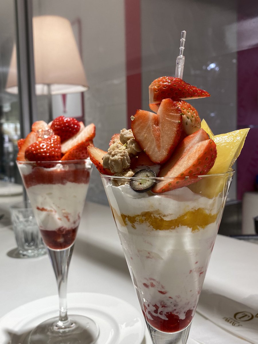 napeatchill's tweet photo. ร้าน takano  parfait ผลไม้ฉ่ำสุด หวานอร่อย layerด้านในหลายชั้นมาก อะไรไม่รู้อร่อยโคตร ละวิปครีมด้านบนคือเบาละมุนไม่ไหวว 🥹😍 ไปกินมาที่สาขา shinjuku อยู่ชั้นใต้ดิน ใครไปต้องไปลองที่นั่งเป็นเคาเตอร์ละเขาหั่นผลไม้ตรงหน้าเราเลย 😚
#รีวิวญี่ปุ่น #อร่อยบอกต่อ #อร่อยไปแดก 
@aroii https://t.co/jgUkM9Gui3