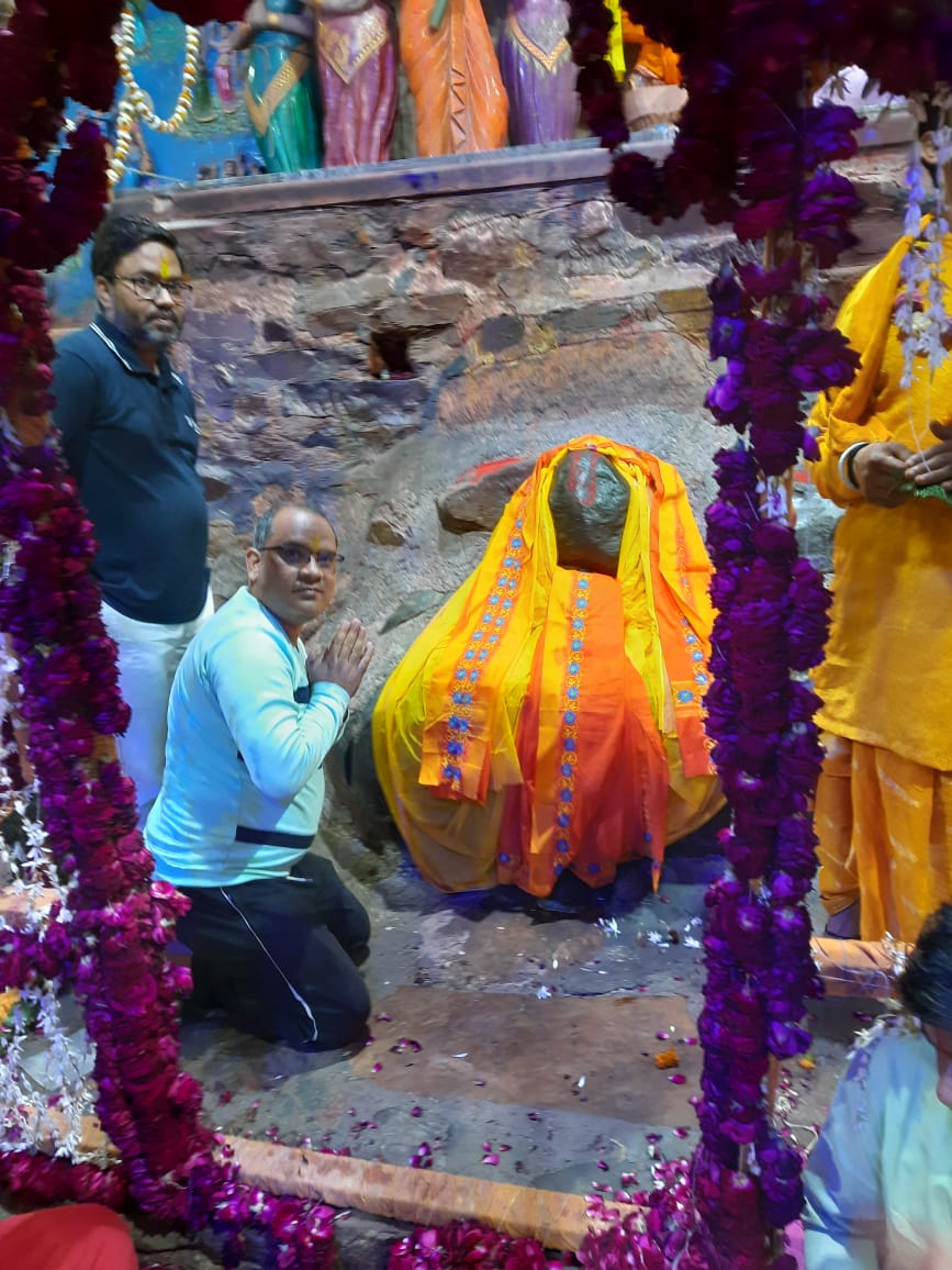 GhanshyamViews's tweet photo. सुंदर स्याम मनोहर मूर्ति श्री ब्रजराज कुँवर बिहारी। 
मोर पंखा सिर गुंज हरा बनमाल गले कर बंसिकाधारी॥ 
भूषण अंग के संग सुसोभित लोभित होत लखैं ब्रजनारी। 
राधिकावल्लभ की दृग गेह बसो नव गेह रहों पतिवारी॥ 

जय गिर्राज महाराज की जय
राधे राधे #krishnahari https://t.co/5s0albWTku
