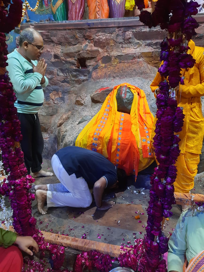 GhanshyamViews's tweet photo. सुंदर स्याम मनोहर मूर्ति श्री ब्रजराज कुँवर बिहारी। 
मोर पंखा सिर गुंज हरा बनमाल गले कर बंसिकाधारी॥ 
भूषण अंग के संग सुसोभित लोभित होत लखैं ब्रजनारी। 
राधिकावल्लभ की दृग गेह बसो नव गेह रहों पतिवारी॥ 

जय गिर्राज महाराज की जय
राधे राधे #krishnahari https://t.co/5s0albWTku
