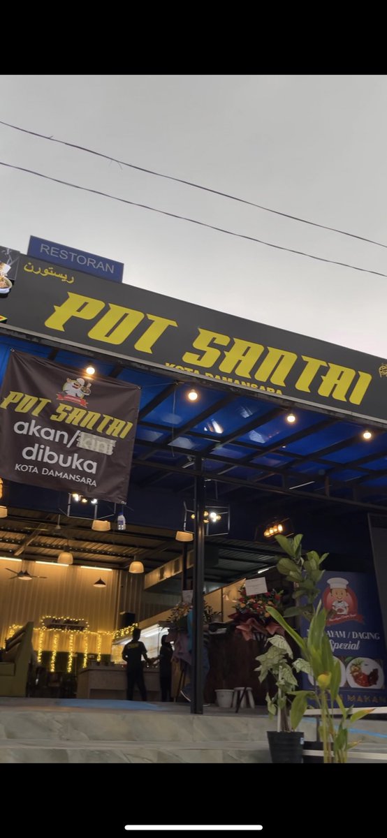 ericsofiee's tweet photo. helo warga twitter , kita nak inform kat sini pula since ig &amp; tiktok tak jalan . my dad just opened his new restaurant di Kota Damansara . It’s been almost 2 weeks and sometimes there are no customers at all :( my dad usually wakes up in the morning semangat nak pegi kedai - https://t.co/qHVNqdtpZN