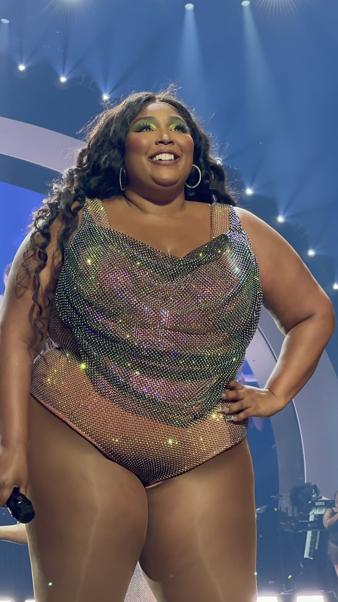 rdystdygolex's tweet photo. still patiently waiting for ⁦@lizzo⁩ to see this picture i took of her at the dc show 😂 https://t.co/jAx9HrQM4n
